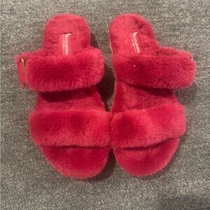 Koolaburra Fuzzy Crimson/Maroon Slippers